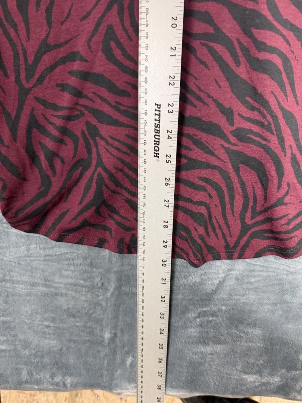 LuLaRoe Burgundy & Black Zebra Print High-Low V-Neck Tunic Top Womens Size L - Picture 9 of 10